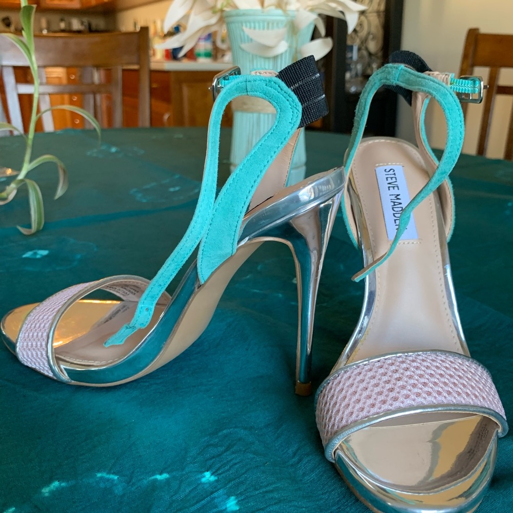 NWOB Steve Madden beautiful high heels. Size 6 RUNS SMALL. Pink/turquoise/gold.
